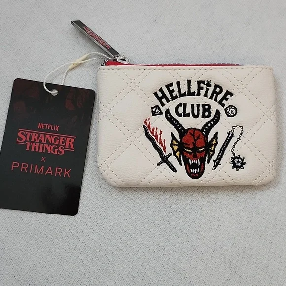 Stranger Things "Hellfire Club" Card Holder & Lanyard Set with Red Furry  Bag - Picture 3 of 16